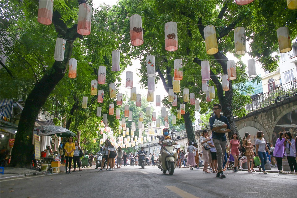 Phố Phùng Hưng (Hà Nội) lâu nay nổi tiếng với cái tên con phố bích họa. Những ngày này, nhân dịp Tết Trung thu, hàng trăm chiếc đèn lồng được treo lên tạo nên hình ảnh ấn tượng thu hút nhiều người đến vui chơi và tham quan.