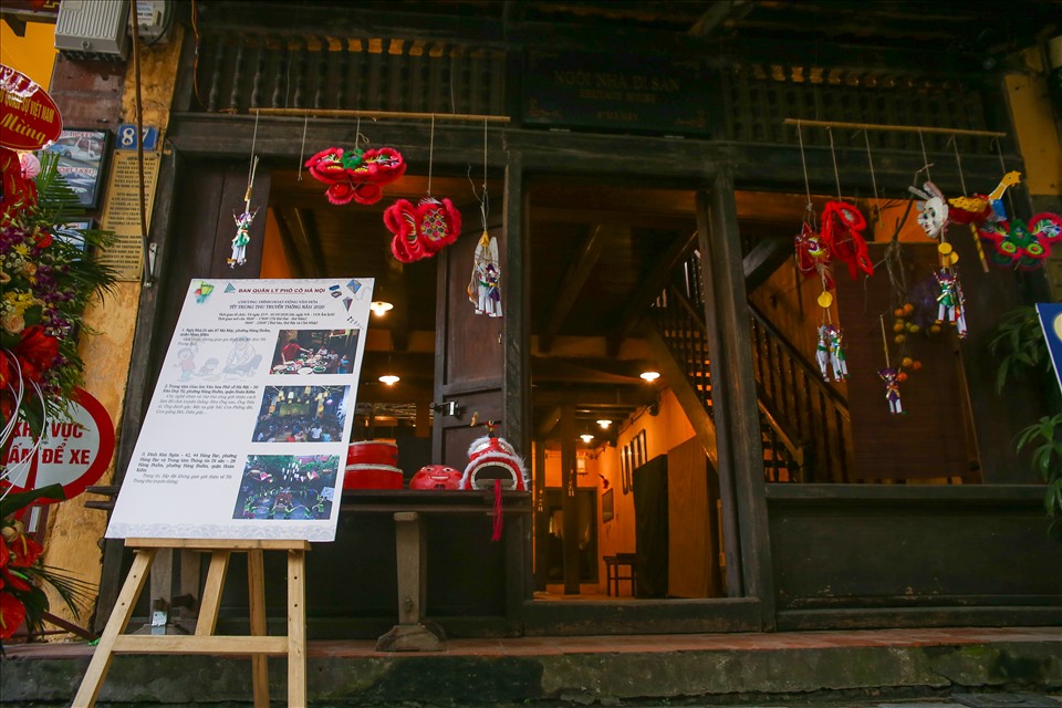 Ngôi nhà di sản 120 năm, được Ban quản lý Phố cổ Hà Nội tổ chức các hoạt động vui tết trung thu. Đến đây khách tham quan có thể tự tay làm những chiếc đèn lồng, tò he theo sự hướng dẫn của các nghệ nhân.