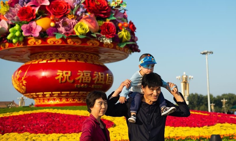 Khách du lịch chụp ảnh ở Quảng trường Thiên An Môn, Bắc Kinh, Trung Quốc, ngày 24.9.2020. Ảnh: Tân Hoa Xã