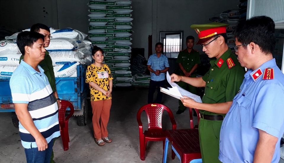 Cơ quan chức năng đọc quyết định tạm giam đối tượng Nguyễn Trung Thành (bìa trái). Ảnh: Công an Đồng Tháp cung cấp