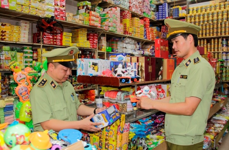 Lực lượng Quản lý thị trường tỉnh Thanh Hóa kiểm tra cơ sở kinh doanh đồ chơi trung thu tại TP. Thanh Hóa. Ảnh: Q.D