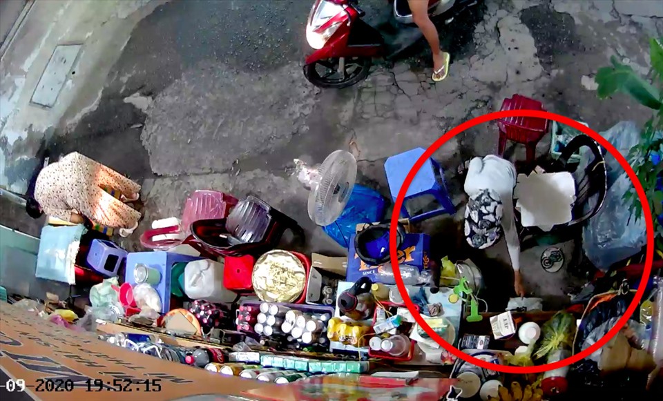 Camera an ninh ghi lại cảnh đứa bé trộm tiền dưới sự giám sát của người phụ nữ đi theo. Ảnh: Chụp từ video do bị hại cung cấp