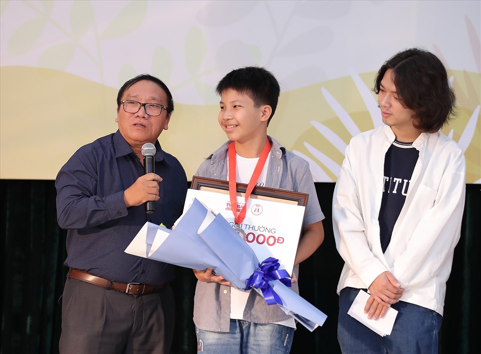 Nhà thơ Trần Đăng Khao trao giải cho tác giả Cao Khải An.