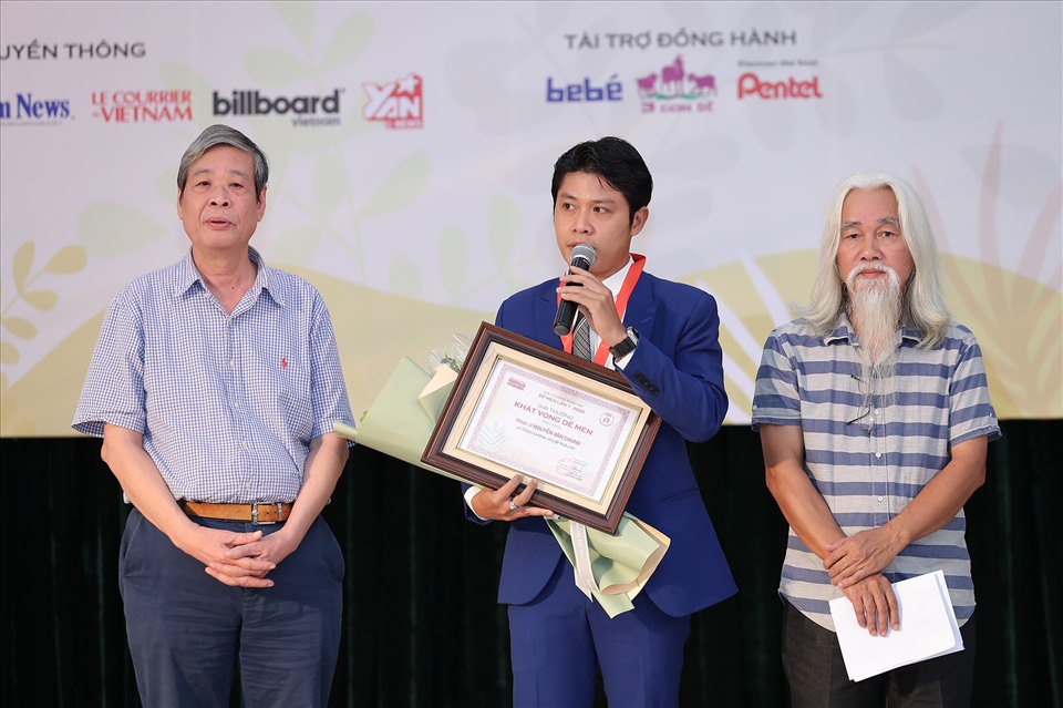 Nhạc sĩ Nguyễn Văn Chung nhận giải thưởng “Khát vọng Dế mèn“. Ảnh: BTC.