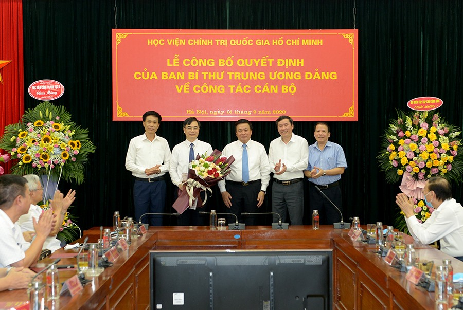 Thường trực Đảng ủy, Ban Giám đốc Học viện tặng hoa chúc mừng PGS.TS Dương Trung Ý. Ảnh Mạnh Thắng
