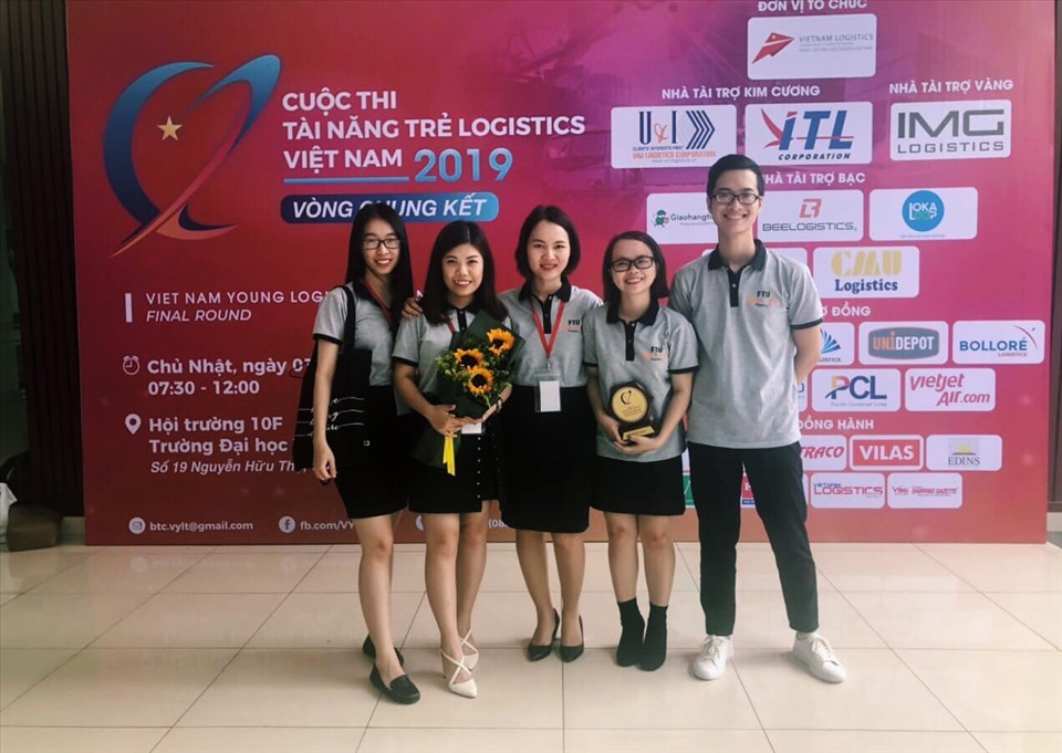 Minh Hòa cùng nhóm đạt giải nhất cuộc thi “Tìm kiếm tài năng trẻ Logistics” năm 2019. Ảnh: NVCC