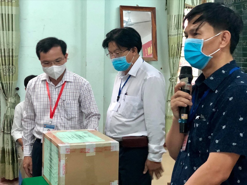 PGS.TS Mai Văn Trinh kiểm tra công tác tổ chức kỳ thi tại Quảng Nam.