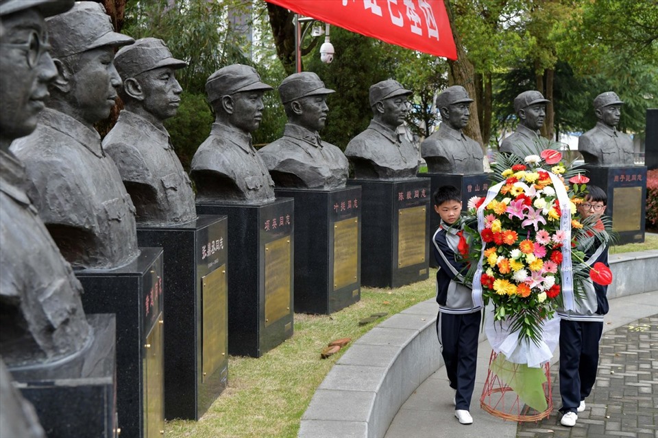 Học sinh tiểu học bày tỏ lòng kính trọng với những người đã hy sinh trong cuộc kháng chiến chống Nhật của nhân dân Trung Quốc trong Thế chiến 2, ở Nam Xương, tỉnh Giang Tây, miền đông Trung Quốc, ngày 2.9.2020. Ảnh: Tân Hoa xã