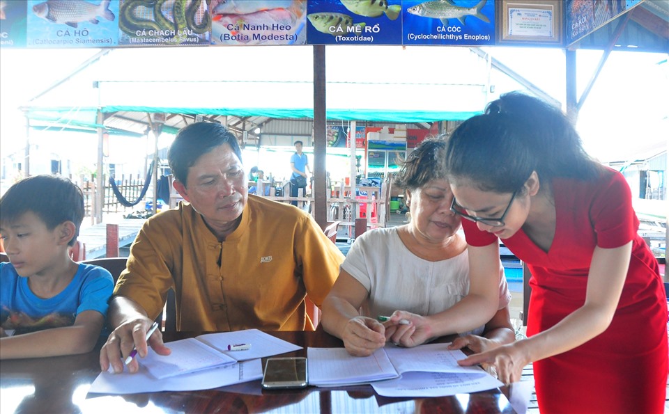Ông Bảy Bon (áo vàng) năm nay 58 tuổi đang chăm chú nghe cô giáo dạy. Ông Bảy Bon nổi tiếng ở xứ cồn này là sưu tầm và bảo tồn các loài cá độc, lạ trên dòng Mekong để phục vụ khách du lịch đến tham quan.