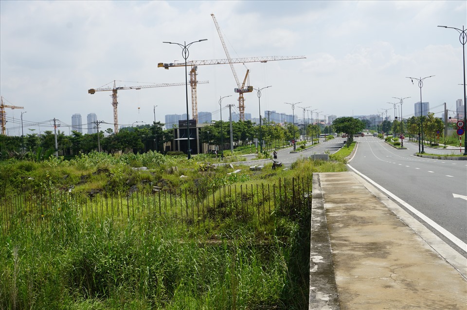 Dự án được Đại Quang Minh khởi công từ tháng 6/2013, trong đó tuyến lớn nhất ký hiệu R1 (đại lộ Vòng Cung) dài 3,4 km vẫn đang dở dang nhiều đoạn, do chưa hoàn thiện mặt bằng.