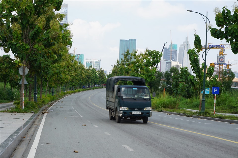 Tại tuyến đường ven sông Sài Gòn, ký hiệu R3 dài 3 km, mặt cắt ngang 28,1 m chạy dọc theo bờ sông Sài Gòn, đã kết nối từ 3 tuyến đường R1, R2 và R4 tới hầm Thủ Thiêm.