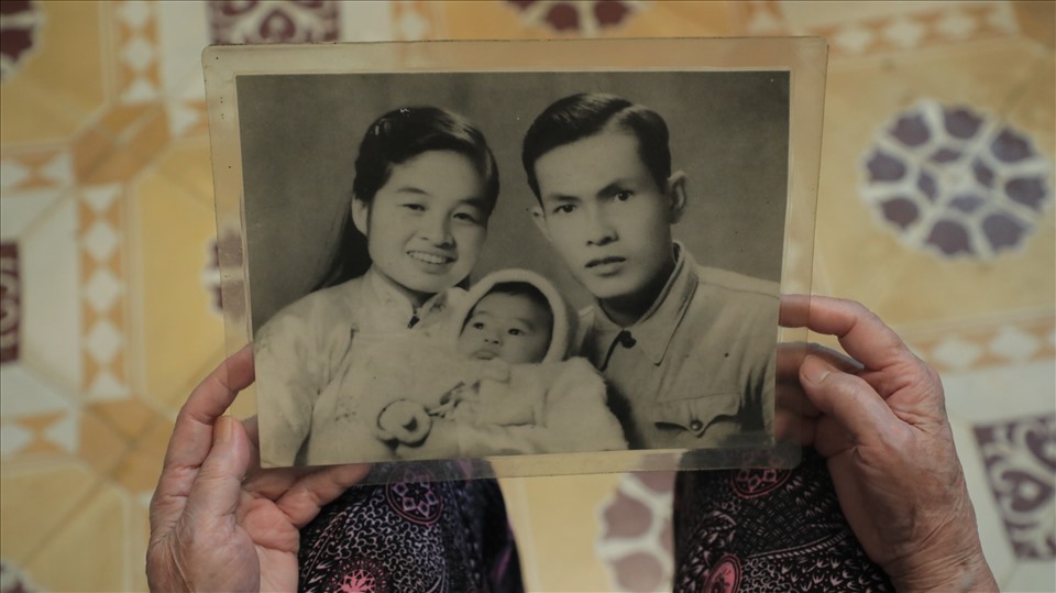 Bức ảnh được chụp năm 1958, khi 2 cụ có con đầu lòng. Ảnh: Hoài Anh