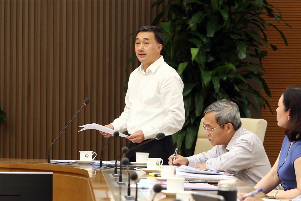 Thứ trưởng Bộ Y tế Trần Văn Thuấn trao đổi về một số nội dung về chiến lược xét nghiệm COVID-19 mới. Ảnh: VGP/Đình Nam