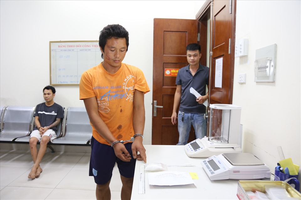 2 đối tượng buôn bán ma túy chống trả và đâm trong thương Trung úy Trần Quang - Phòng CSĐT về tội phạm ma túy (Công an tỉnh Quảng Ninh) khi bị truy băt. Ảnh: N.Khánh