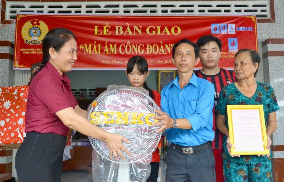 Bên cạnh việc vận động đoàn viên đóng góp hỗ trợ tiền mặt, dịp này CĐCS Trường Tiểu học Đông Hòa 3 cũng trao quà mừng nhà mới cho đoàn viên Yêm. Ảnh: Lục Tùng