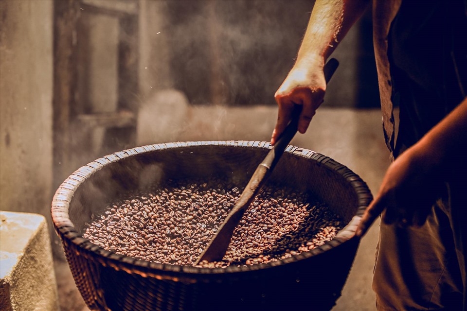 Từng công đoạn để tạo nên 1 ly cà phê Thái đều được thực hiện thủ công.  Ảnh: NVCC