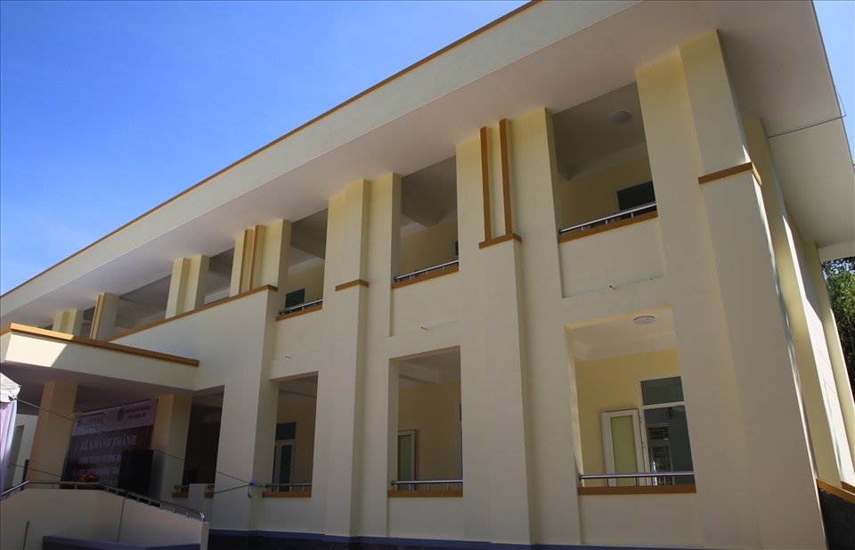 Dãy nhà 2 tầng gồm 6 phòng học và 2 phòng thiết bị do Ngân hàng NN&PTNT Việt Nam tài trợ xây dựng. Ảnh: Hưng Thơ.
