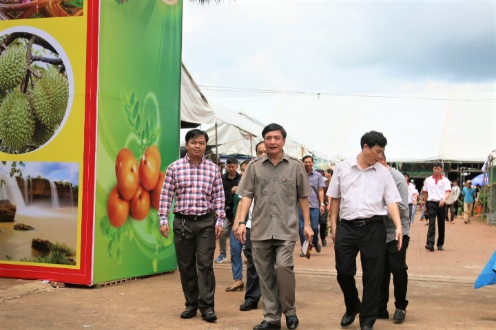 Bí thư Đắk Lắk Bùi Văn Cường đến tham quan “Hội chợ Thương mại Nông nghiệp trái cây Krông Pắk năm 2020”. Ảnh Bảo Trung