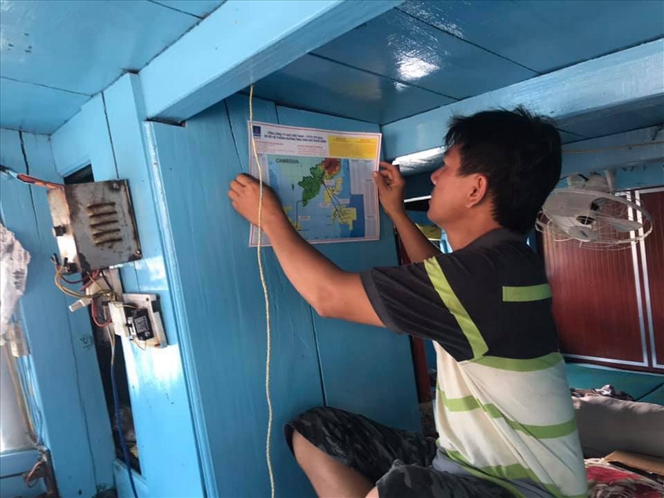Cán bộ KĐN hướng dẫn ngư dân tham gia bảo đảm an ninh an toàn trên biển.