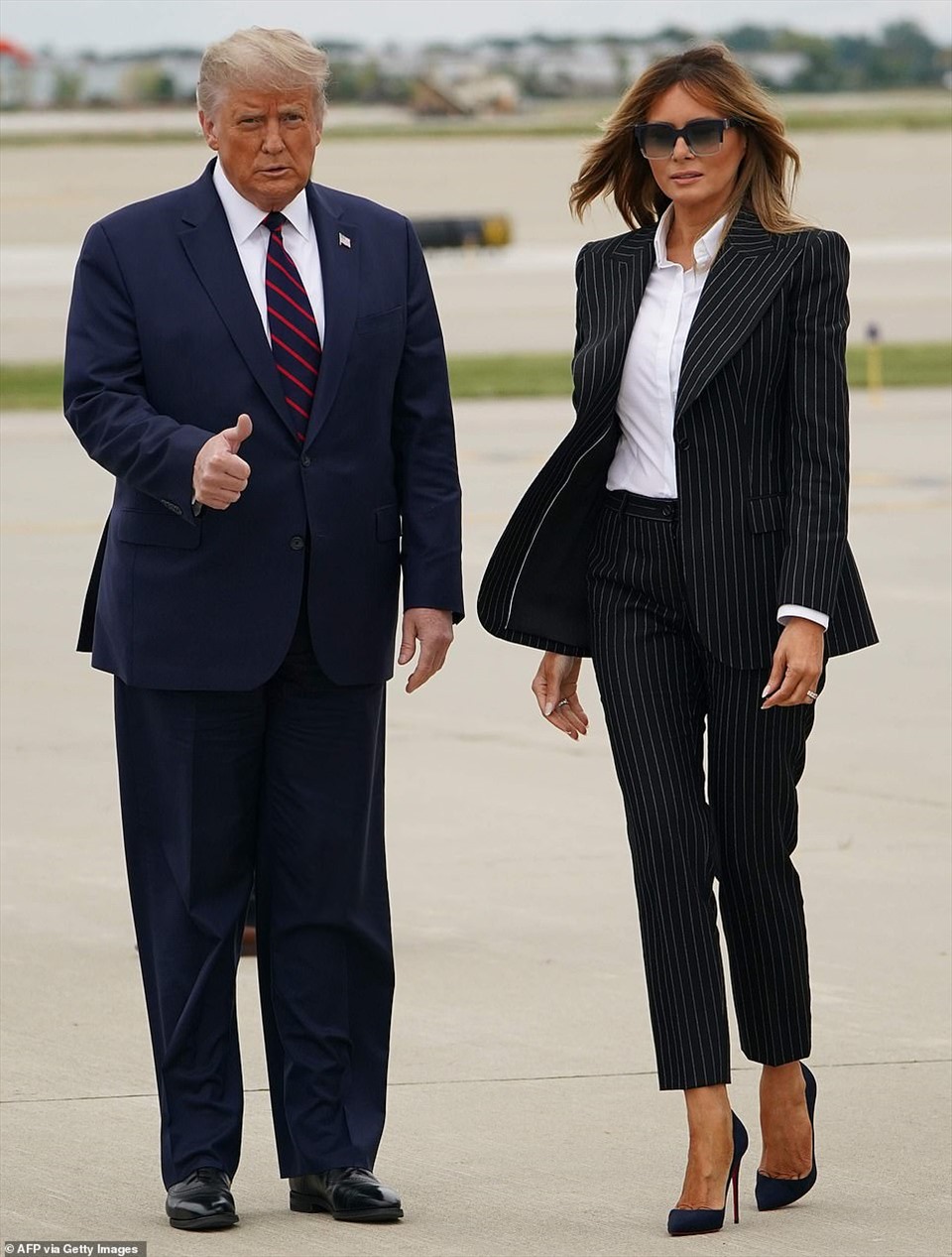 Đệ nhất phu nhân Melania Trump diện bộ vest giá 3.340 USD của Dolce & Gabbana. Ảnh: AFP