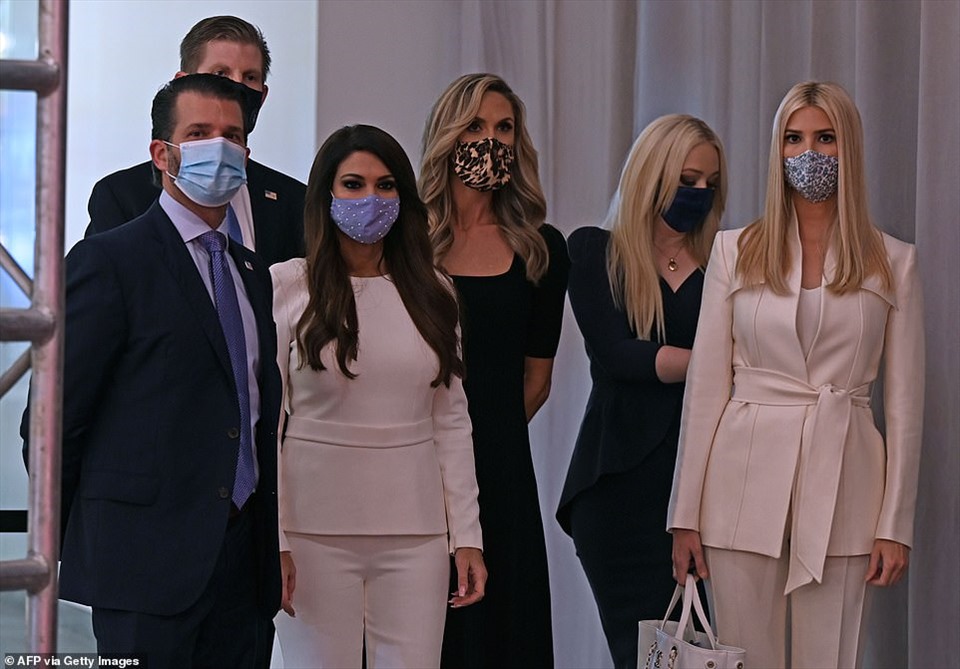 Các con của Tổng thống Donald Trump trong trang phục lịch sự đến dự cuộc tranh luận. Ảnh: AFP