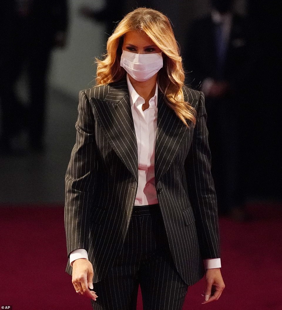 Bà Melania Trump đeo khẩu trang tiệp màu với áo sơ mi. Ảnh: AP