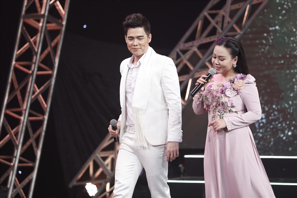 Cô cùng Lưu Chí Vỹ đã cùng song ca tại sân khấu “Người đương thời“. Ảnh: NSX.