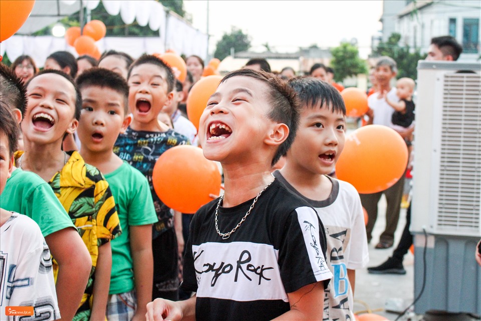 Niềm vui thể hiện rõ trên gương mặt các em khi được tham gia chương trình lễ hội đặc biệt “Vui hội Đêm trăng“. Ảnh: Minh Khang