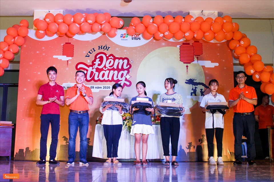FPT Telecom trao quà trung thu cho trẻ em nhỏ tại sân chơi FoxSteps khu vực Đông Anh - Hà Nội. Ảnh: Minh Khang