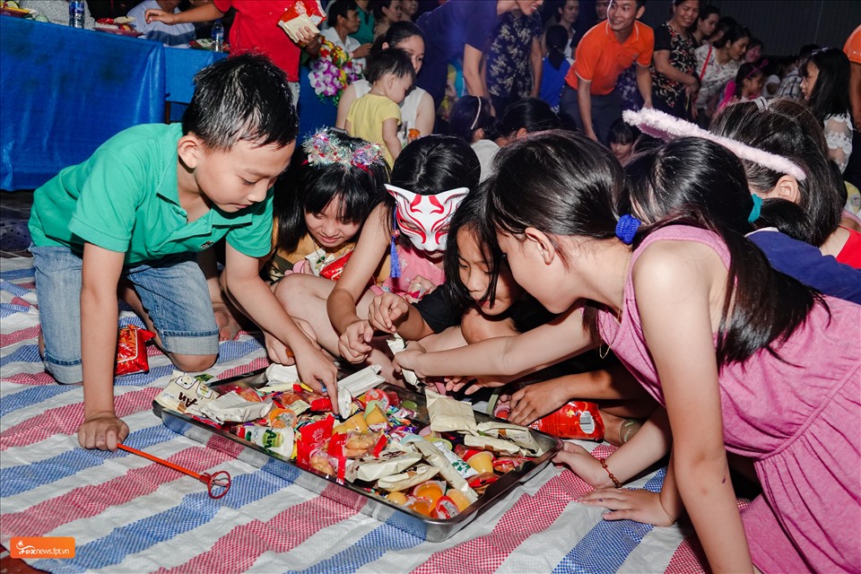 Các em nhỏ thỏa thích với trò chơi dân gian tại chương trình lễ hội “Vui hội đêm trăng“. Ảnh Minh Khang.