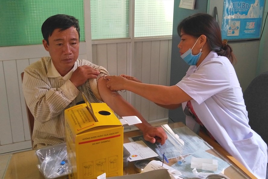 Người dân đi tiêm chủng vaccine phòng bệnh bạch hầu ở Gia Lai. Ảnh T.Tuấn