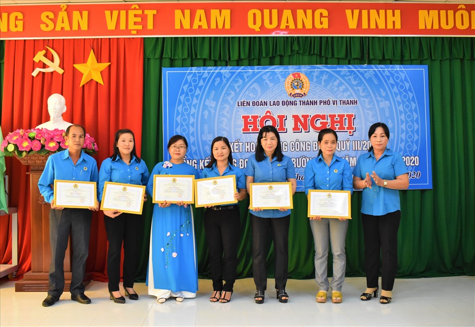 Phó Chủ tịch LĐLĐ tỉnh Hậu Giang Trương Thị Ánh Nguyệt trao và chúc mừng bằng khen cho các tập thể và cá nhân có thành tích xuất sắc trong hoạt động Công đoàn,... Ảnh: Thành Nhân