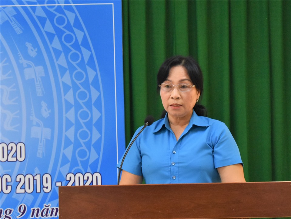 Phó Chủ tịch LĐLĐ tỉnh Hậu Giang Trương Thị Ánh Nguyệt phát biểu tại hội nghị. Ảnh: Thành Nhân