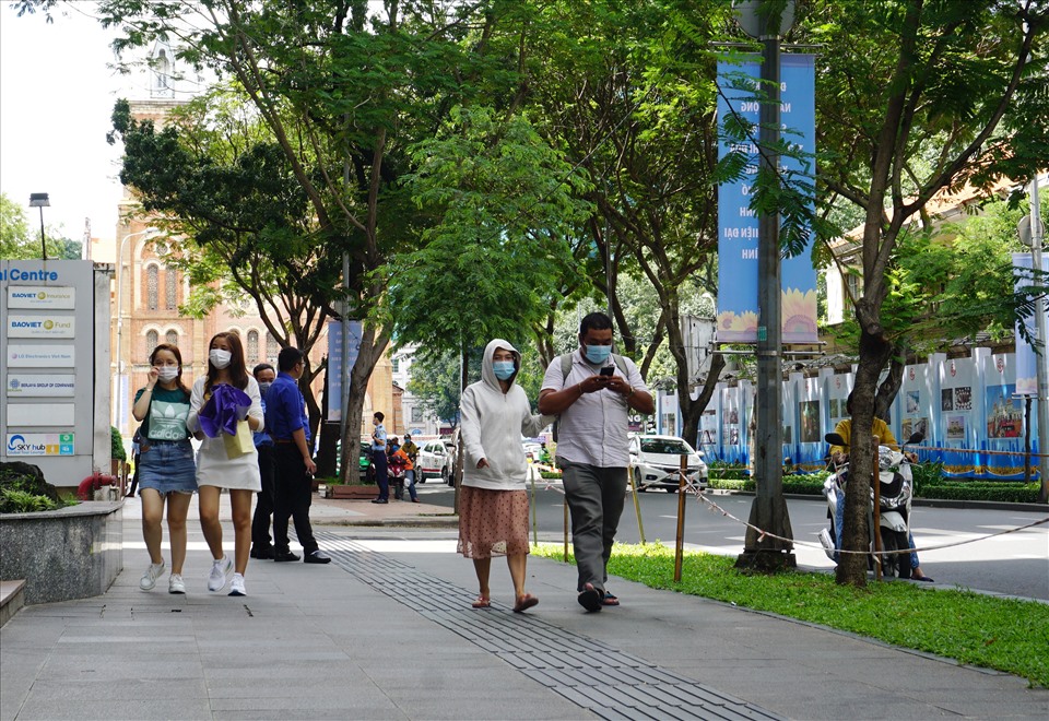 Vỉa hè khu phố Đồng Khởi khá sạch sẽ và thoáng đãng, người dân và du khách có thể thoải mái đi lại.
