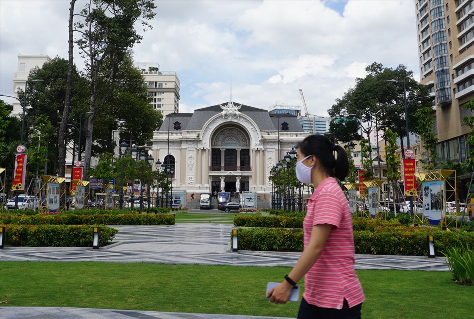 Khi đường Đồng Khởi thành phố đi bộ, khu biểu diễn nghệ thuật gồm công trường Lam Sơn và Nhà hát Thành phố với quảng trường trước nhà hát bao quanh bởi các khách sạn 4-5 sao.  Ảnh: Minh Quân