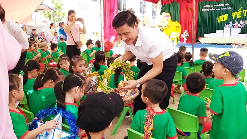 Chủ tịch LĐLĐ tỉnh Thái Nguyên Vũ Duy Hoàng tặng quà các cháu học sinh. Ảnh: Kim Ngân