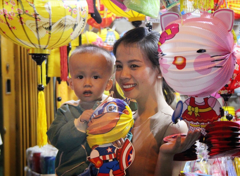 Một em bé hứng thú ngắm nhìn những chiếc lồng đèn trong một cửa hàng trên phố Lương Nhữ Học (Q.5, TP.HCM)