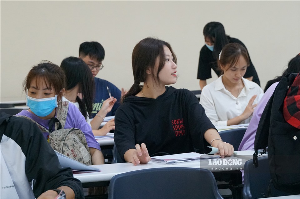 Bạn Bùi Thanh Tâm- tân sinh viên ngành Hàn Quốc học chia sẻ “Để đạt được kết quả cao trong kỳ thi, trước đó em đã rèn luyện bằng cách làm các đề thi thử, kết hợp với học qua sơ đồ tư duy sẽ mang lại hiệu quả rất tốt”