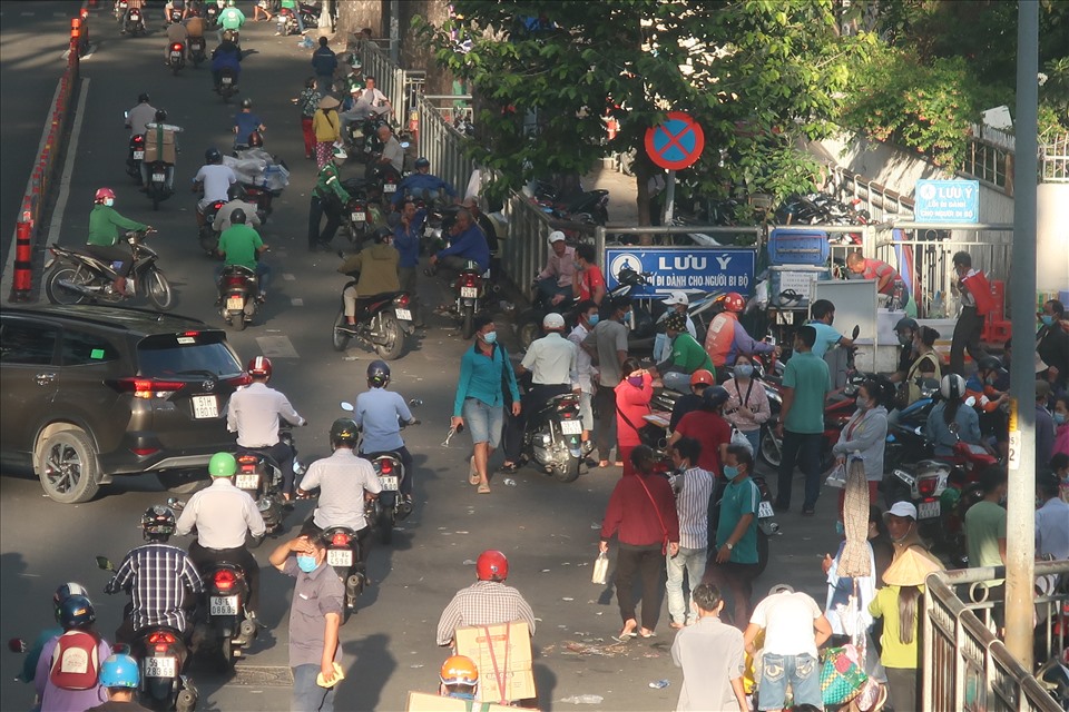Trước cổng số 1 Bệnh viện Chợ Rẫy (trên đường Nguyễn Chí Thanh, quận 5) tình trạng ùn ứ giao thông thường xuyên xảy ra. Ảnh: Nguyễn Huy