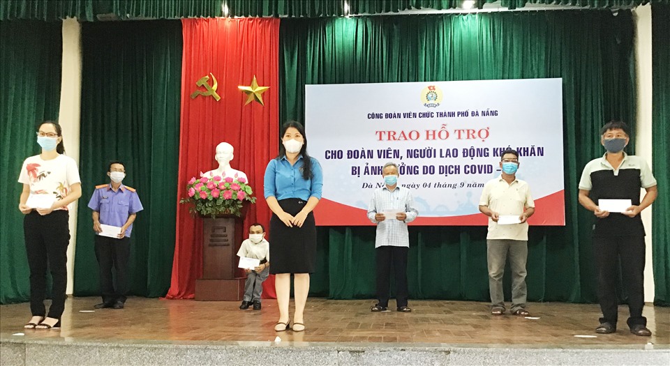 CĐ Viên chức TP Đà Nẵng trao quà hỗ trợ cho đoàn viên, CNVCLĐ có hoàn cảnh khó khăn bị ảnh hưởng dịch COVID-19. Ảnh Thái Bình