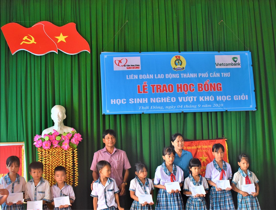 Trao 20 suất học bổng cho các em học sinh nghèo vượt khó học giỏi từ nguồn tài trợ của Ngân hàng TMCP Ngoại thương Việt Nam thông qua Quỹ Tấm lòng Vàng Lao Động. Ảnh: Thành Nhân