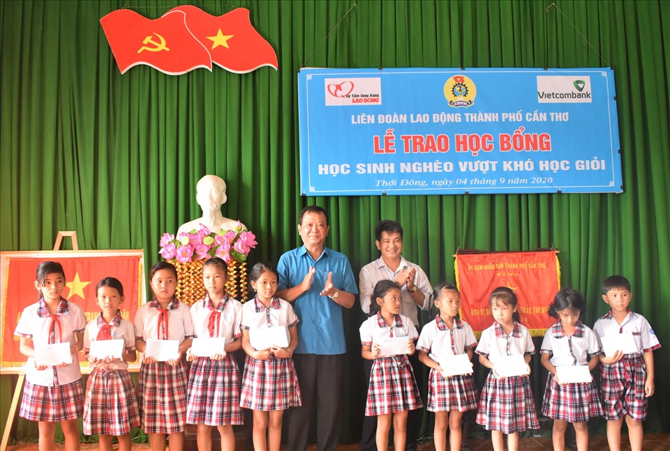 Trao 20 suất học bổng cho các em học sinh nghèo vượt khó học giỏi từ nguồn tài trợ của Ngân hàng TMCP Ngoại thương Việt Nam thông qua Quỹ Tấm lòng Vàng Lao Động. Ảnh: Thành Nhân