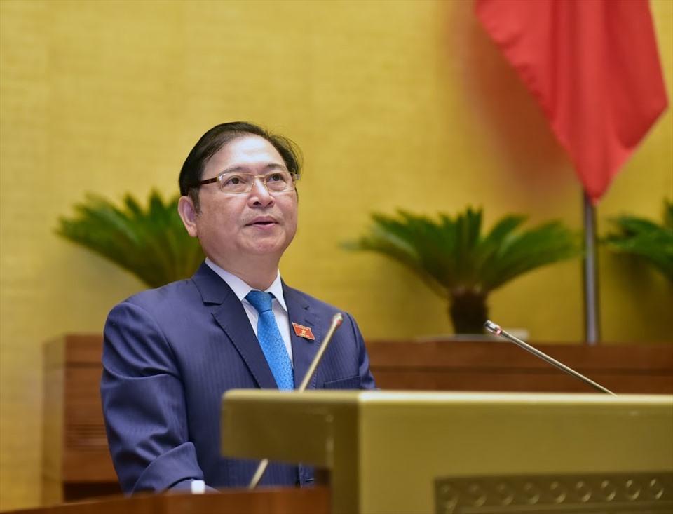 Chủ nhiệm Uỷ ban KH-CN-MT Phan Xuân Dũng trình bày báo cáo về một số vấn đề lớn tiếp thu, chỉnh lý dự thảo Luật Bảo vệ Môi trường (sửa đổi). Ảnh Gia Hân