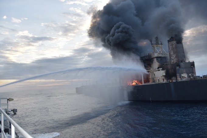 Hiện trường vụ cháy tàu chở 2 triệu thùng dầu ở ngoài khơi Sri Lanka. Ảnh: Twitter/ Indian Coast Guard