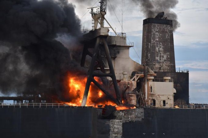Hiện trường vụ cháy tàu chở 2 triệu thùng dầu ở ngoài khơi Sri Lanka. Ảnh: Twitter/ Indian Coast Guard
