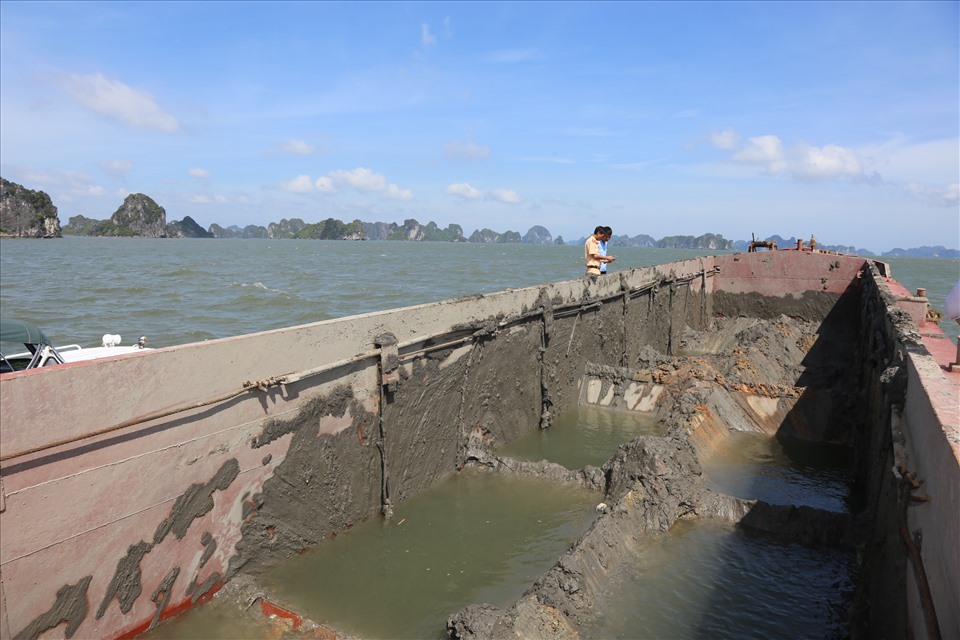 Tàu QN 5154  do thuyền trưởng Phạm Văn Thắng lén lút đổ thải hơn 100 m2 bùn xuống khu vực vùng đệm vịnh Hạ Long (Quảng Ninh) bị Công an tỉnh Quảng Ninh bắt quả tang. Ảnh: N.Khánh