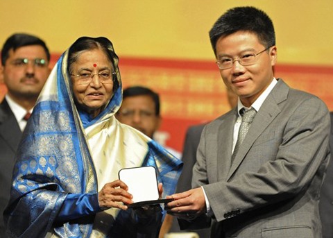 Giáo sư Ngô Bảo Châu vừa được Tổng thống Ấn Độ Pratibha Patil trao huy chương Fields. Ảnh: AFP