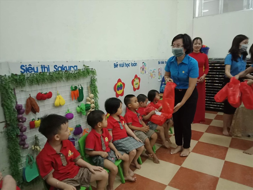 Chủ tịch Liên đoàn Lao động Hà Nội Bùi Huyền Mai tặng quà cho các bé Trường Mầm non Sakura-Hoa Anh Đào (Kim Chung). Ảnh: Ngọc Ánh