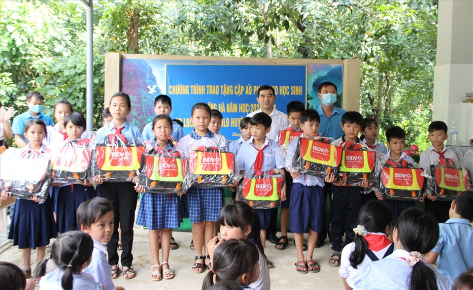 300 chiếc cặp phao cứu sinh được trao cho học sinh ở xã Đăng Hà trong ngày 4.9. Ảnh: Đình Trọng