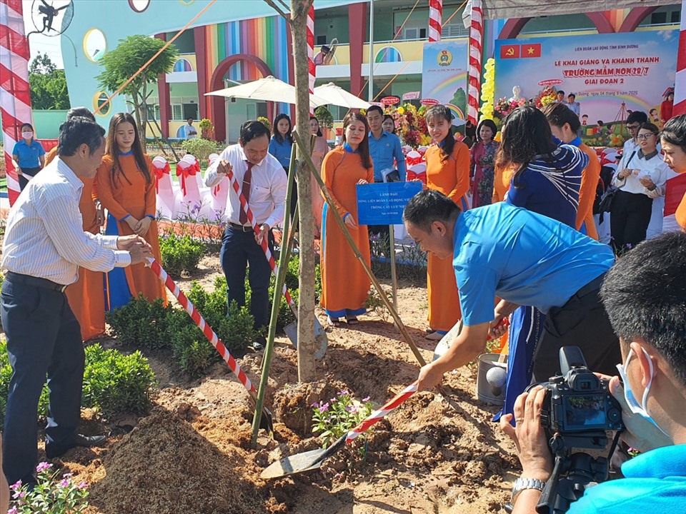 Lãnh đạo LĐLĐ tỉnh Bình Dương trồng cây lưu niệm trong ngày khánh thành giai đoạn 2 nhà trường. Ảnh Đức Long